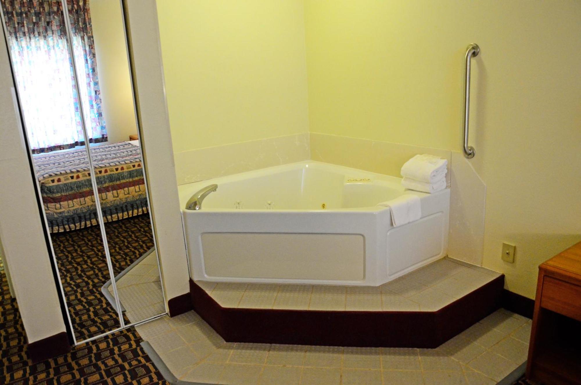 Hotel Budget Host Allegan